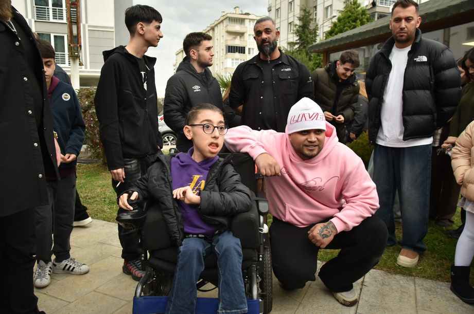 Gülüşler, sevgi, umut ve sanatla dolu bir an