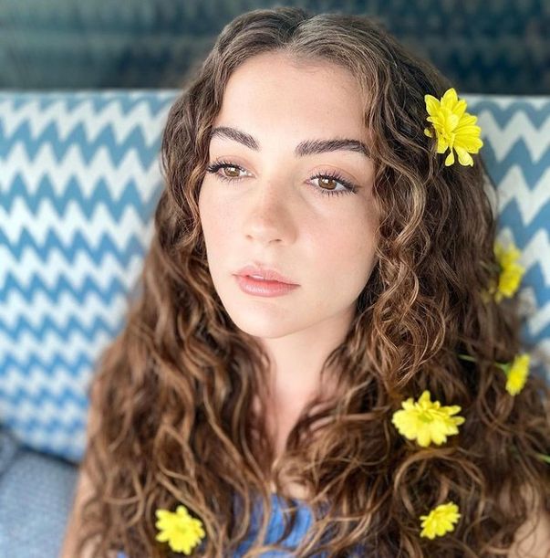 Gülüyor, samimi, dürüst, hayat hikayesi, kariyer, sohbet