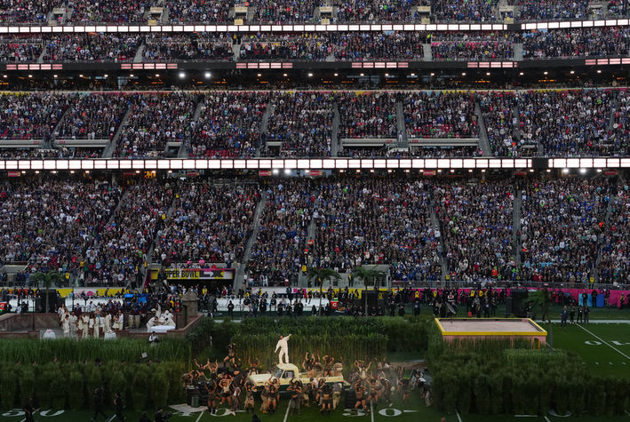 Şovun ortasında aşk, müzik ve sürpriz bir evlilik!