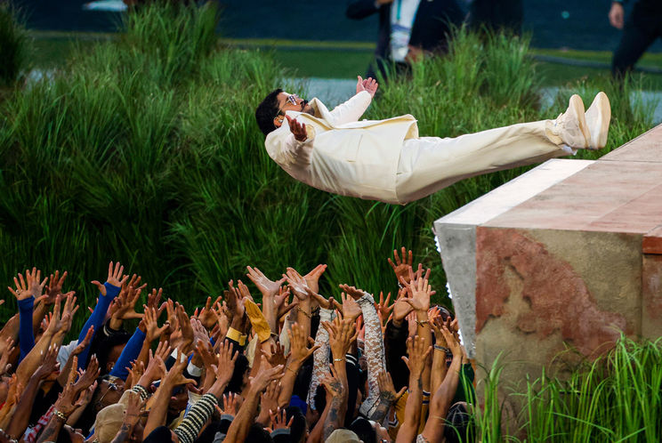 Şovun ortasında aşk, müzik ve sürpriz bir evlilik!