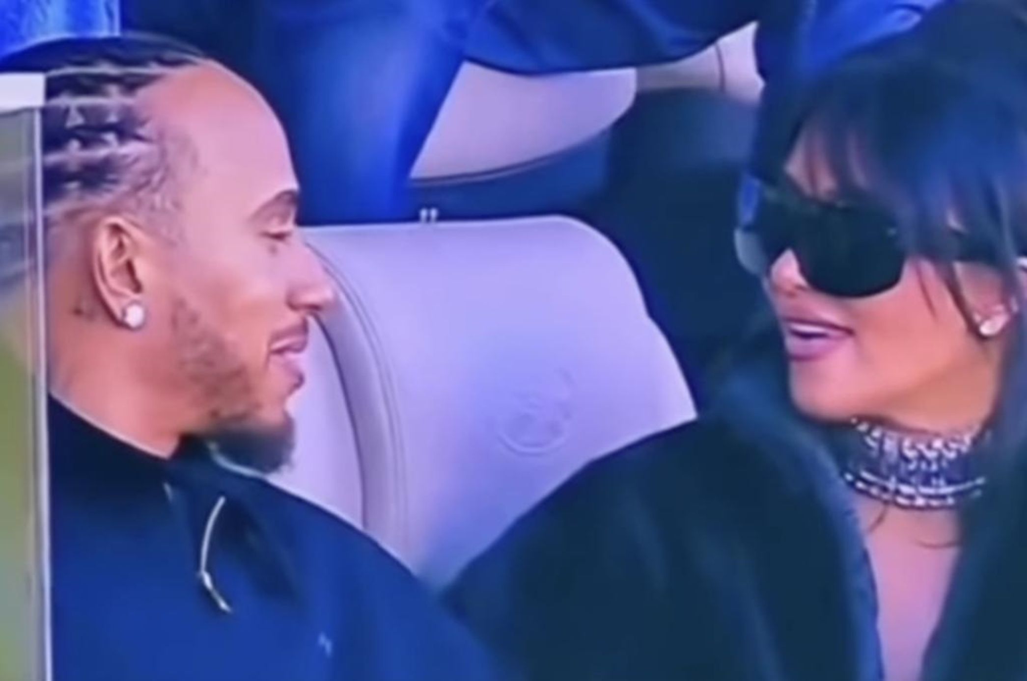 Gülüşler, bakışlar, yeni bir aşk hikayesi doğuyor