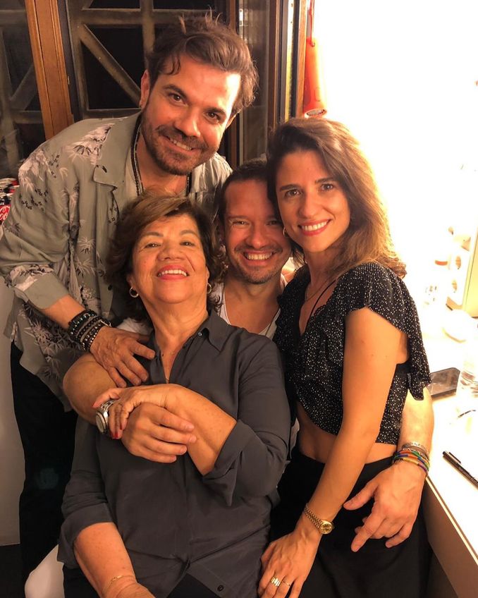 Ailesiyle doğum günü kutlaması, sevgi dolu anlar