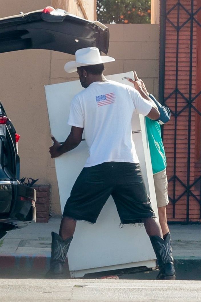 Kovboy şapkası, buzdolabı, beklenmedik bir kombin!