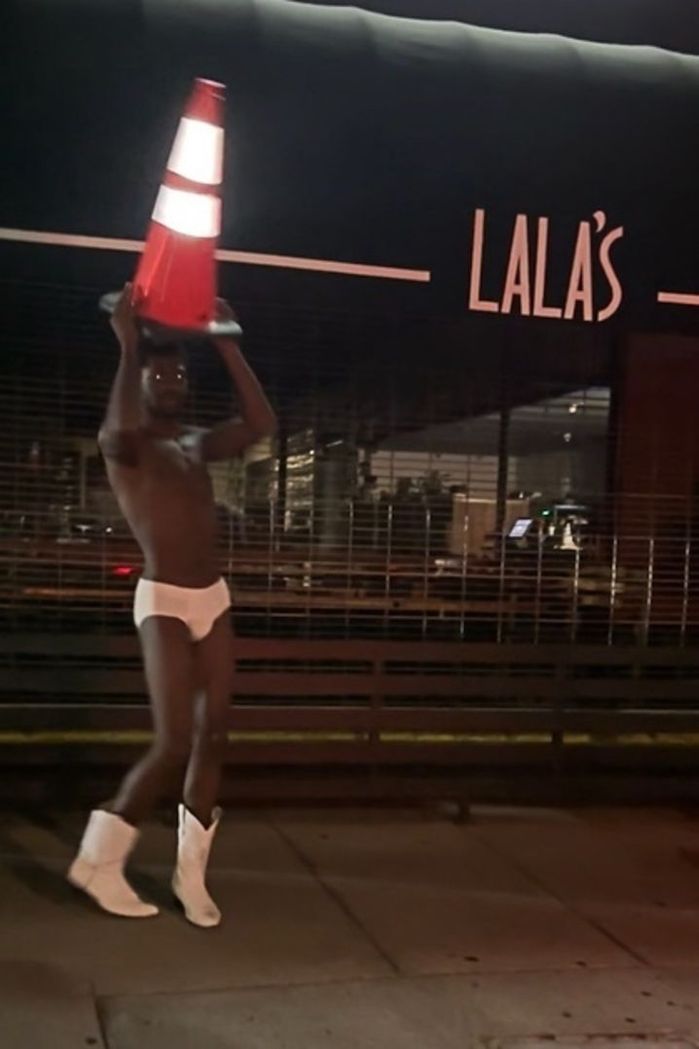 Kovboy şapkası, buzdolabı, beklenmedik bir kombin!