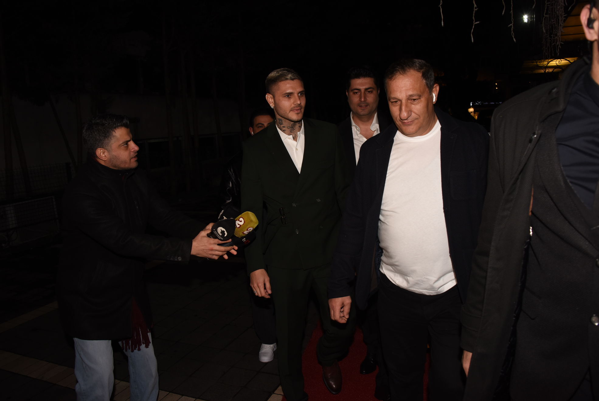 Neşe, dostluk, kadehlerin tok sesi, sarı kırmızı şölen