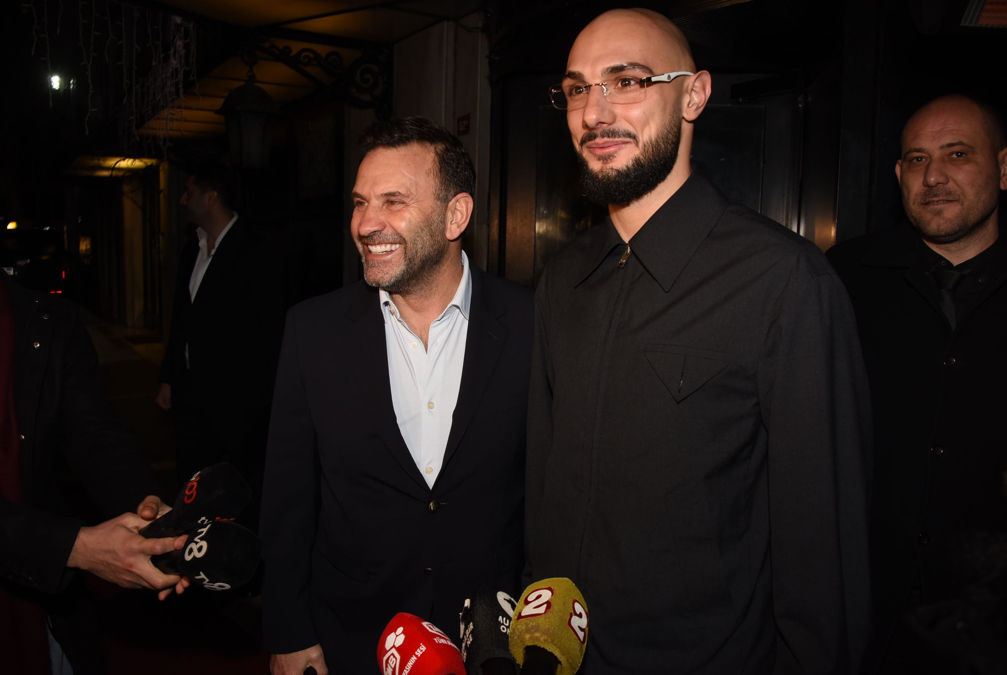 Neşe, dostluk, kadehlerin tok sesleri, unutulmaz bir gece