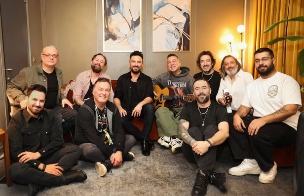 Sahne ışıkları söndü, alkış tufanı dinmedi