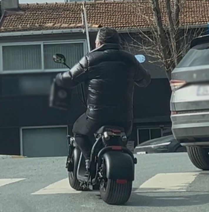 Riskli an! Levent'te kasksız elektrikli bisiklet turu