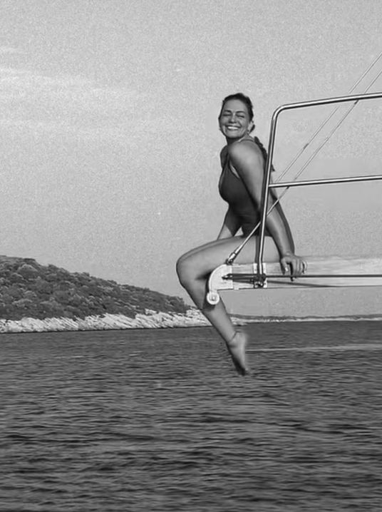 Yazın enerjisi, gülüşüyle yaşlanıyor, ışıldıyor