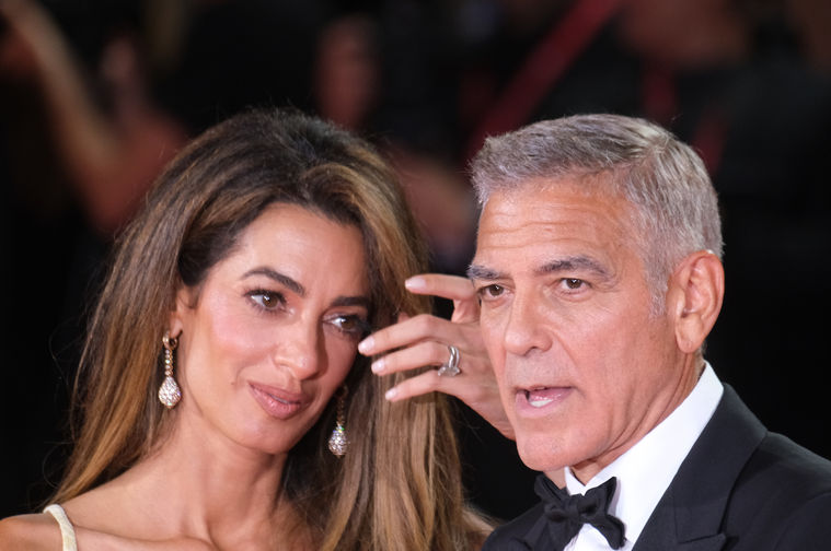 Nehir taştı, Clooney'nin evi sular altında kaldı