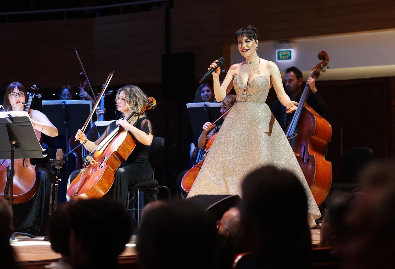 Şevval Sam'dan İzmir'e aşk ve müzik dolu bir Sevgililer Günü