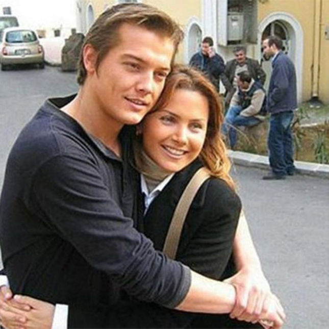 Gülüşler bulaşmış yüzlere, aşk yeni bir başlangıç