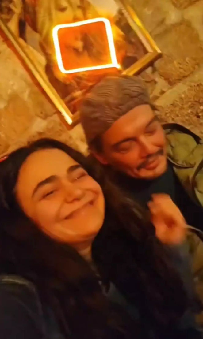 Gülüşler bulaşmış, mutluluk kokan bir an