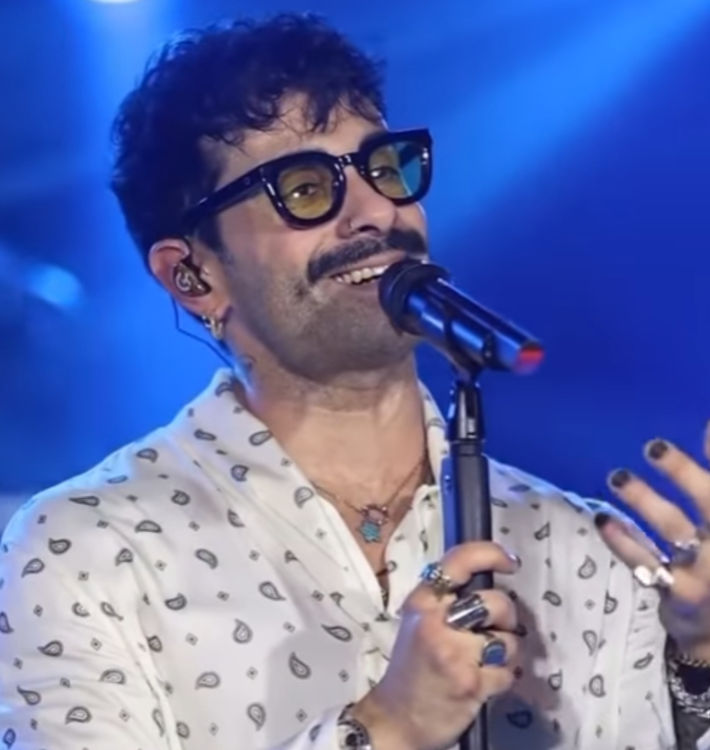 Tarzını savunuyor, renklerle konuşuyor, kendine güveniyor