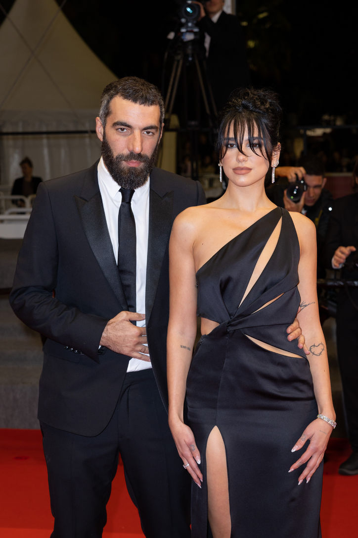 Gülüşler bulaşmış, Paris rüzgarı estiriyor sanki