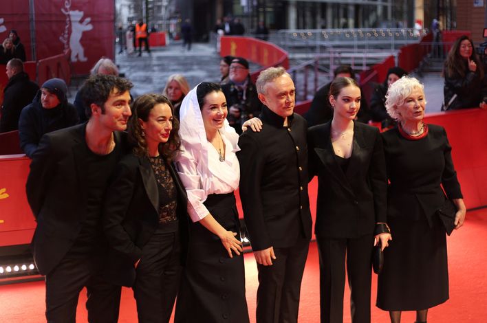 Berlin'de ödülle dönen oyuncu, ekibine övgü dolu sözler söyledi