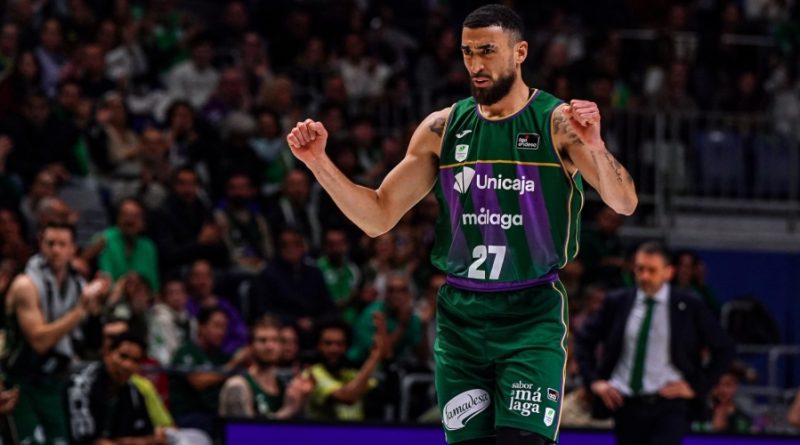 Sahnede Unicaja, skor tahtası, basketbol heyecanı