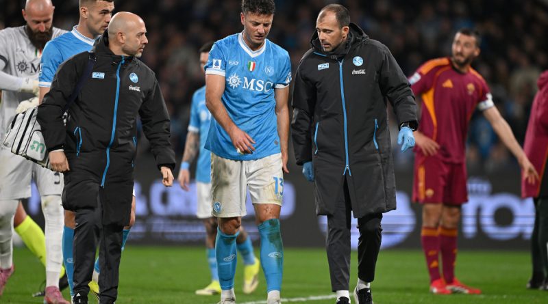 Çifte sakatlık şoku, Napoli'nin direnci, Malen'in golleriyle Roma galip