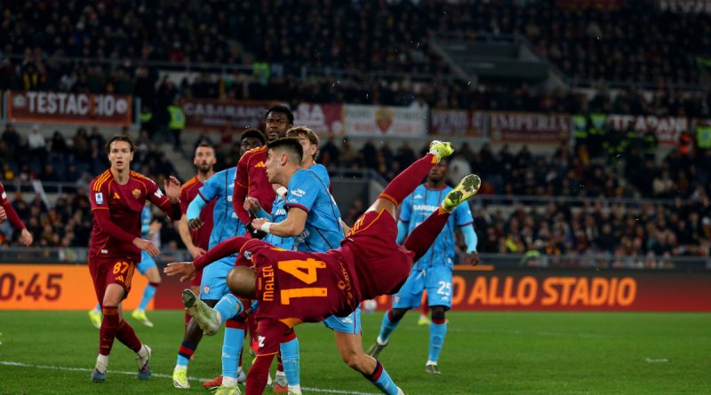 Roma'nın yeni golcüsü, sahne ışığında parlıyor