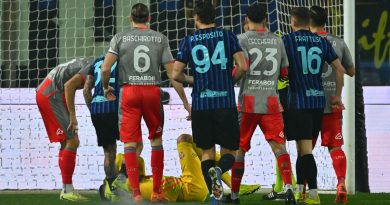 Kaleci kurtuldu, tribünler şaşkın, maç aksadı