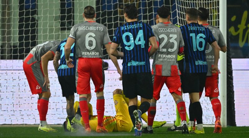 Kaleci kurtuldu, tribünler şaşkın, maç aksadı