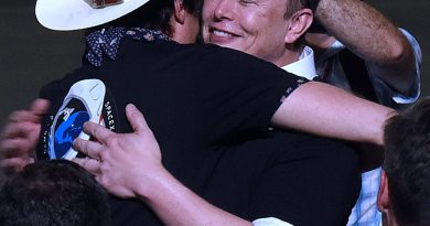 Gizli planlar, doğum günü partisi, Musk kardeşler, karmaşık ilişkiler