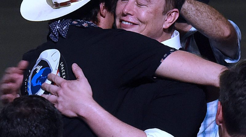 Gizli planlar, doğum günü partisi, Musk kardeşler, karmaşık ilişkiler