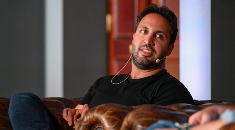 Futbol sahasında kripto reklamı, düşüşün sembolü gibi