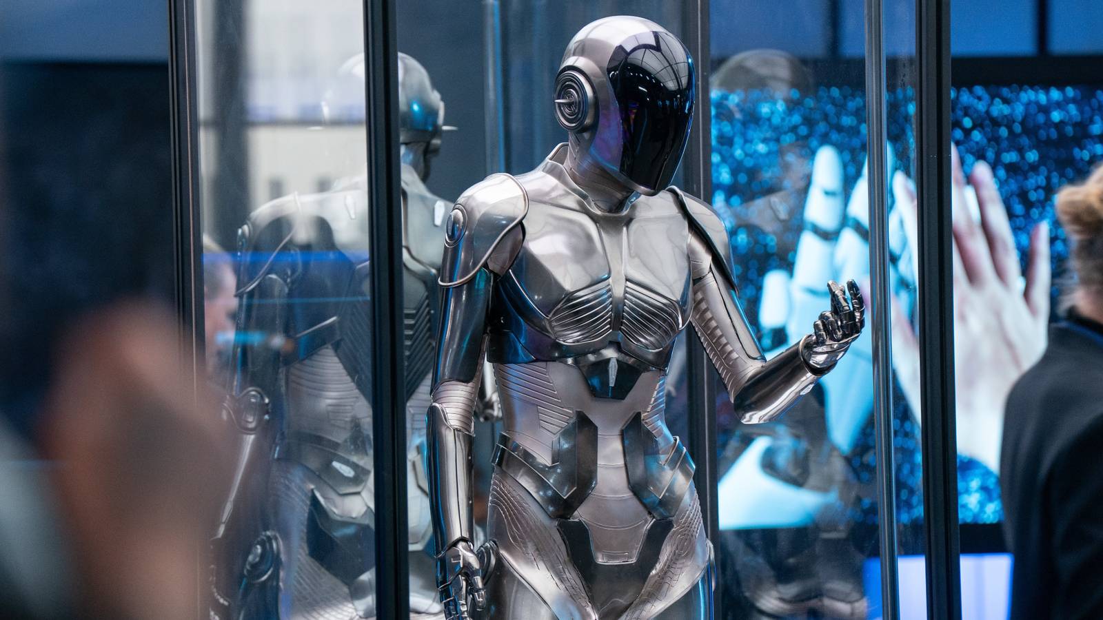 Robot dans ediyor, izleyici ekranda kilitleniyor