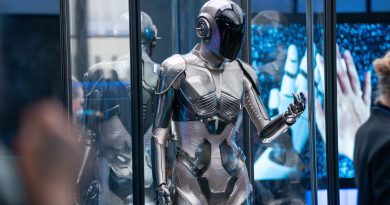 Robot dans ediyor, izleyici ekranda kilitleniyor