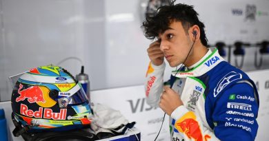 Genç pilot Lindblad, Racing Bulls'te Hadjar izleri taşıyor