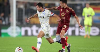 Sahada mutluluk arayan yetenekli bir futbolcu