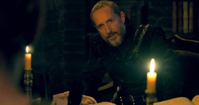 Tarih yankılanıyor, kaderler iç içe geçmiş, gölgeler dans ediyor