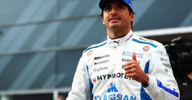 Küçük hayranın sevinci, pilotun yüzünde gülümseme