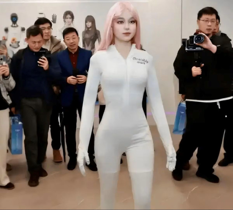 İnsan kopyası robot, yapay zeka geleceğine adım attı