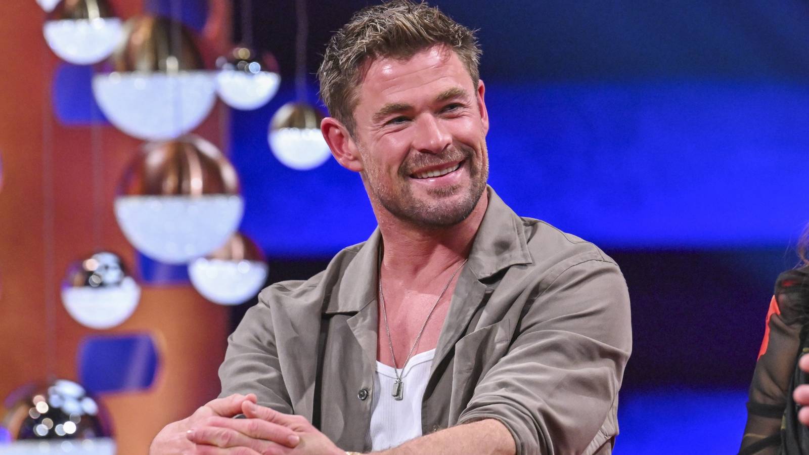 Hemsworth'un performansı büyüleyici, aksiyon dolu, keyifli bir yapım