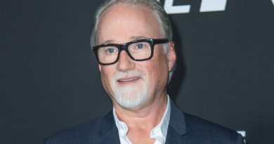 Görsel için alt metin önerileri: Karanlık hikayeler ustası, gerilimi dorukta