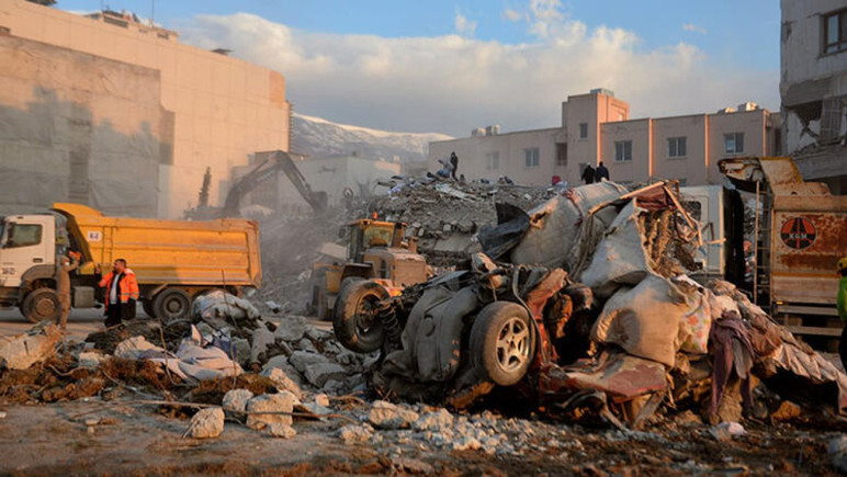 Enkaz, toz, duman Nefes almakta zorlanıyorlar