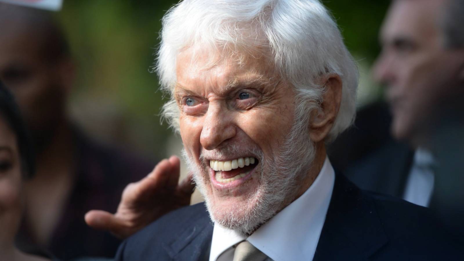 Yaşayan efsane! Radyo hatası, sosyal medyada şok dalgası