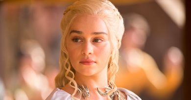 Genç şövalye, geçmişin izlerini taşır, kaderle dans eder