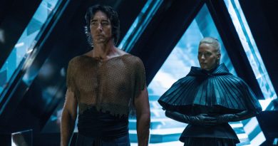 Derin uzayın gizemleri, siyasi entrikalar, epik mücadeleler