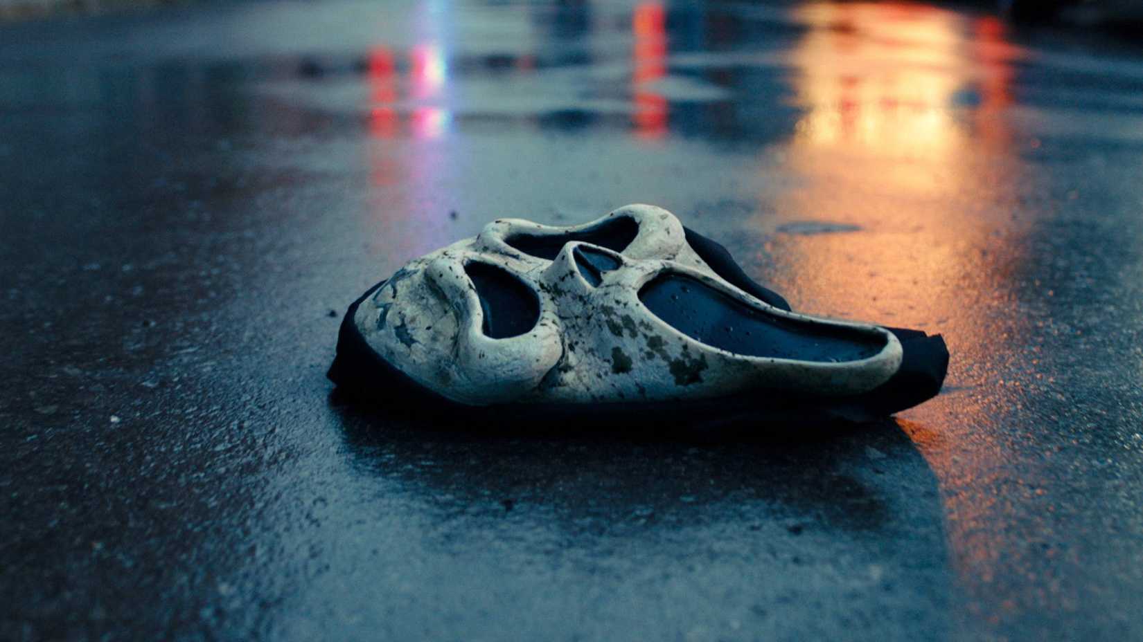 Maskeler düşüyor, kahkahalar yükseliyor, göndermeler havada!