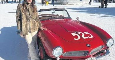 Buzda parıldayan klasik otomobiller, Alplerin büyüsüyle dans ediyor