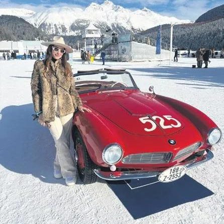 Buzda parıldayan klasik otomobiller, Alplerin büyüsüyle dans ediyor