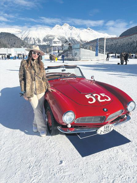 Buzda parıldayan klasik otomobiller, Alpler'in büyüsüyle dans ediyor