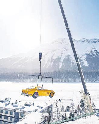 Buzda parıldayan klasik otomobiller, dağ manzarasıyla buluştu