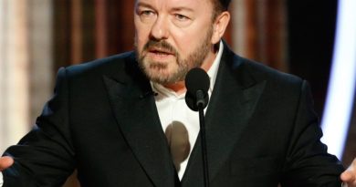 Komedyen Gervais, Grammy'deki siyasi mesajlara gönderme yaptı