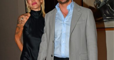 Gülüşler havada, aşk yeni başladı gibi