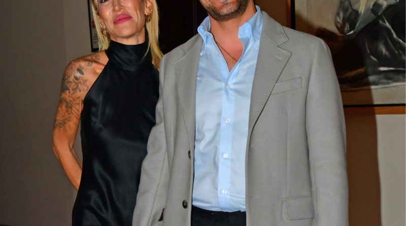 Gülüşler havada, aşk yeni başladı gibi