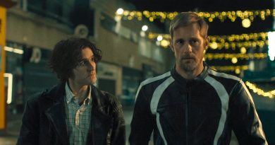 Yoğun bakışlar, karanlık bir çekim, beklenmedik bir yorum